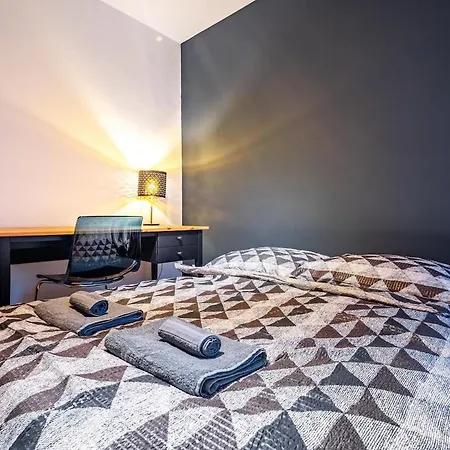 아파트 Adm Elegant Gem - Free Garage Parking, Pool Table *