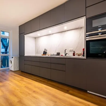 Adm Elegant Gem - Free Garage Parking, Pool Table 아파트