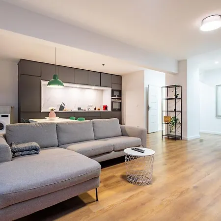 Adm Elegant Gem - Free Garage Parking, Pool Table דירה ברטיסלאבה